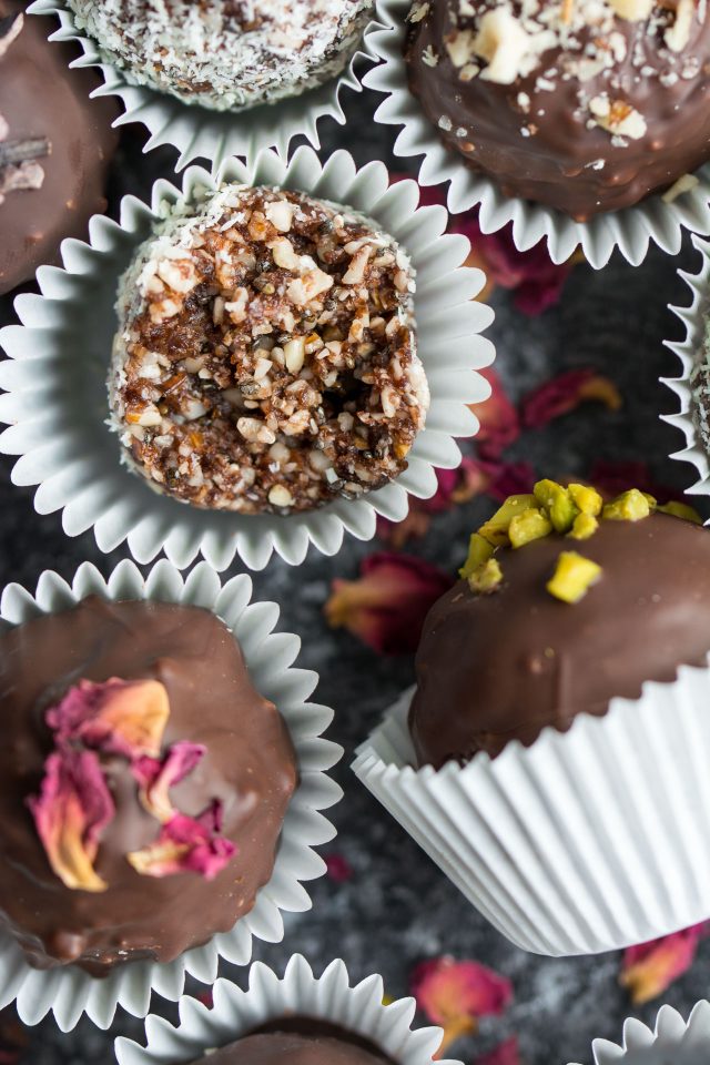 Vegan Chocolate Orange Bliss Balls. The PERFECT healthy and indulgent snack around... get this SUPER easy recipe here!